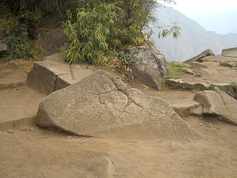 Der Eingangsbereich zum Wanderweg auf den Hausberg Huaynapicchu, untergegangene, geschnittene Gigasteine 1