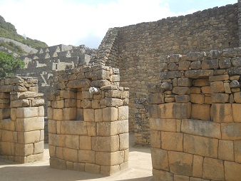Machu Picchu, Spiegel- oder M�rsertempel, Mauern mit Nischen 5 - Nahaufnahme der Nischen 1