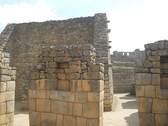 Machu Picchu, Spiegel- oder M�rsertempel, Mauern mit Nischen 5 - Nahaufnahme der Nischen 2