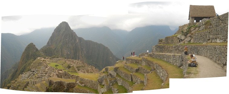Vista a Machu Picchu con templos, pir�mide del                    sol, plaza central y los miradores Huchuypicchu y                    Huaynapicchu y con la casa arriba