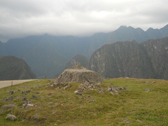 Machu Picchu, der Zeremonialstein auf einem Feld, Sicht auf die Spitze 1