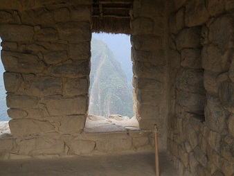 Machu Picchu, das H�uschen in der hohen
                    Landwirtschaftszone, Nahaufnahmen der Fenster 01