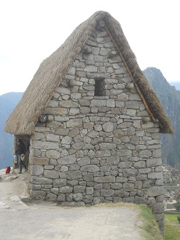 Machu Picchu, das H�uschen in der hohen
                    Landwirtschaftszone, die Giebelmauer