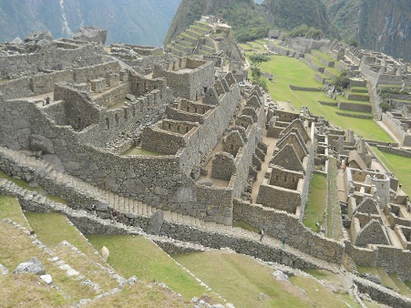 Machu Picchu: Sicht auf die grosse Treppe,
                    Tempelanlagen, Sonnenpyramide, Hauptplatz, den
                    Weiler mit dem heiligen Stein, die Arbeiterh�user,
                    die grosse Mauer.