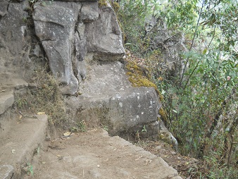 Wanderweg zum Hausberg Huaynapicchu, Sitzbank /
                    Pausenbank zum Ausruhen in einem St�ck