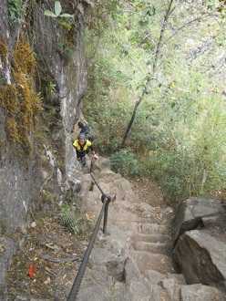 Wanderweg zum Hausberg Huaynapicchu,
                    unregelm�ssige Treppe mit Seil, Sicht nach unten
