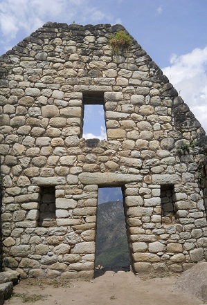 Abstieg von Huaynapicchu: Das Haus, die
                            erste Giebelmauer mit T�r�ffnung, Nischen
                            und Fenster, Panoramafoto