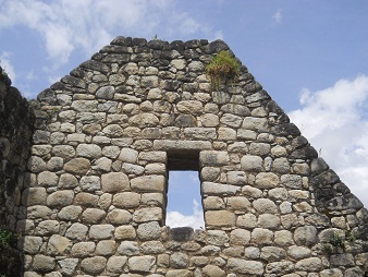 Das Haus, die erste Giebelmauer mit
                            T�r�ffnung, Nischen und Fenster