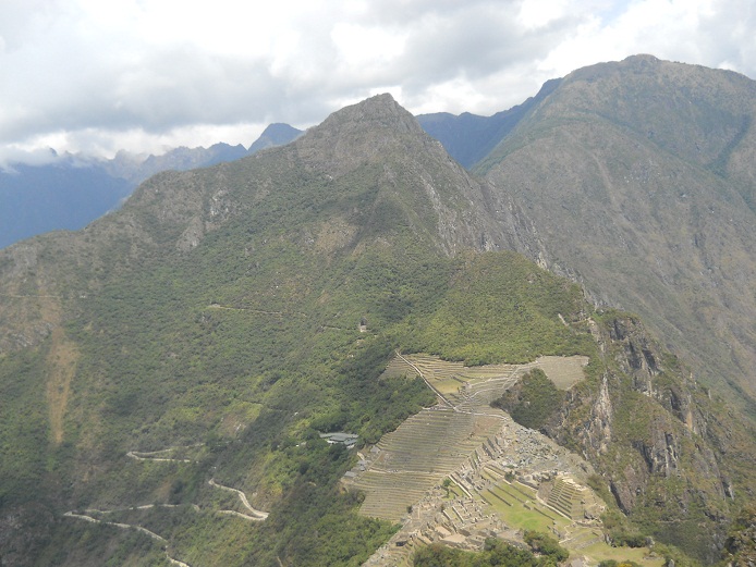 R�ckweg von Huaynapicchu, Sicht auf Machu
                    Picchu 04