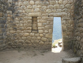 Das Haus, die zweite Giebelmauer mit
                            T�r�ffnung, Nischen und Fenster,
                            Panoramafoto