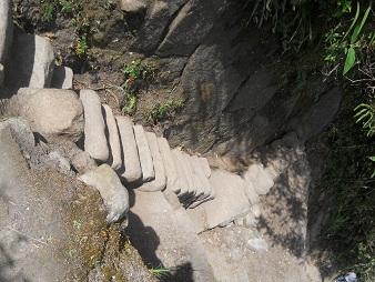 Abstieg von Huaynapicchu, unregelm�ssige, lange
                    Treppe f�r kleine F�sse - da fehlt ein
                    Sicherungsseil 02