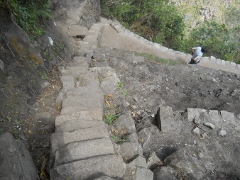 Abstieg von Huaynapicchu,
                            unregelm�ssige, steile Treppe, Nahaufnahme
                            1