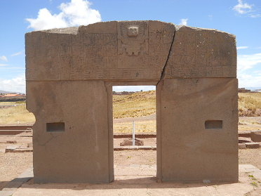 Das Sonnentor in
                              Tiahuanaco in Bolivien am Titicacasee mit
                              Wiracocha und den Engeln