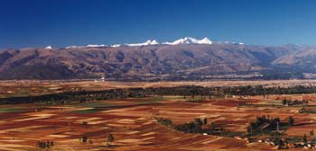 Valle del Mantaro con campos
                    agr�colas y monta�as andinas
