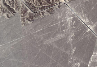 Satellitenfoto der Linien von Nasca mit der
              Panamericana. Es sind Linien (gerade und im Zickzack),
              Figuren mit Spiralen und Zickzacklinien, und
              pisten�hnliche geometrische Fl�chen.