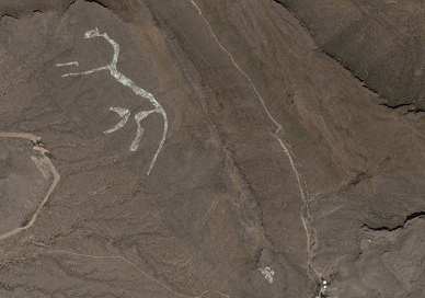 Pferd-Geoglyph, 9,6 Meilen westlich der
                            mexikanischen Stadt Juarez an der Grenze zu
                            den "USA" (Koordinaten: Breite
                            31.662441, L�nge -106.587467)