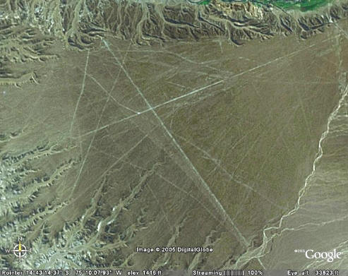 Foto satellitare che mostra le linee
              di Nazca con la grande croce di linee. Cosa c'� con
              questo? (Per orientarsi: la Panamericana � visibile in
              nero in alto a destra).