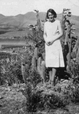 Maria Reiche in Cusco neben einem
                Tuna-Kaktus