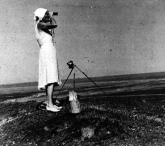 Maria Reiche vermass
                        zuerst die Linien der W�stenebene, mit
                        Fotoapparat, Massband, Sextant und Kompass