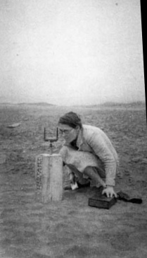 Maria Reiche im
                        Jahre 1942 bei einer Vermessungsarbeit in
                        Pachacamac bei Lima