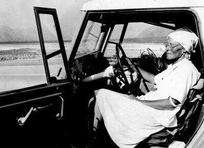 Maria Reiche im Auto in einer
                W�stenebene, ca. 1970er Jahre