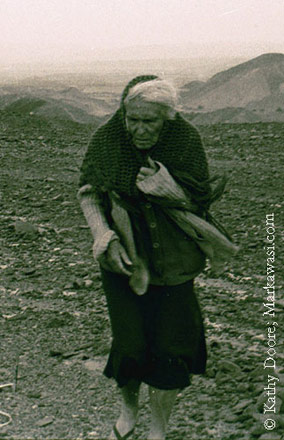 Maria Reiche in der
                        W�stenebene in Winterkleidern, ca. 1980er Jahre