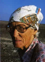 Maria Reiche in den sp�ten 1980er
                Jahren ca., Portrait mit farbigem Tuch