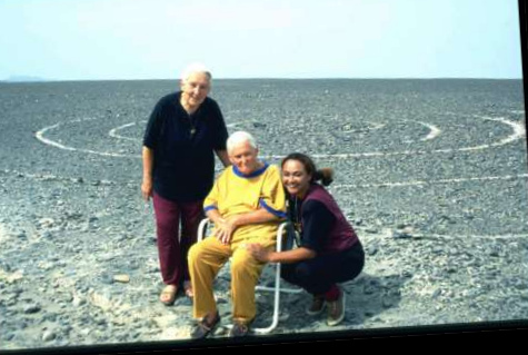 Maria Reiche (Bildmitte) kurz vor
                dem Tod (ca. 1995, ca. 92-j�hrig) mit Schwester Renate
                (links) und Ana Mar�a, Adoptivtochter