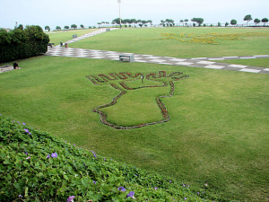 Maria-Reiche-Park in
                        Miraflores in Lima, die Figur der H�nde, die
                        insgesamt nur 9 Finger haben
