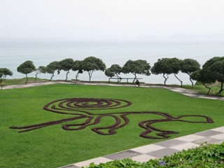 Maria-Reiche-Park in
                        Miraflores in Lima, die Figur des Affen mit 9
                        Fingern