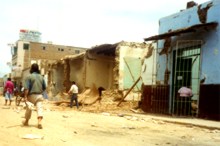 Erdbebenschaden in
                        Nasca 1996 (02): In dieser Strasse sind
                        haupts�chlich die Hausfassaden eingebrochen. Die
                        Seitenmauern, die keine T�ren und keine Fenster
                        haben, stehen noch