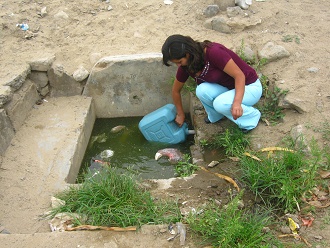 Eine Bewohnerin
                f�llt den Bidon mit frischem Wasser, und der Bidon
                selbst ist im total verschmutzten Wasser