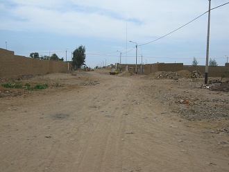 Erdstrasse ohne Asphalt, ohne Trottoirs,
                        ohne nichts