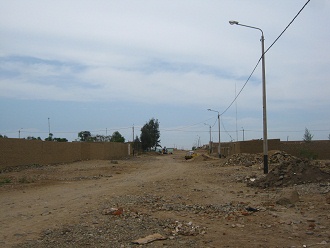 Erdstrasse ohne Trottoirs ohne nichts