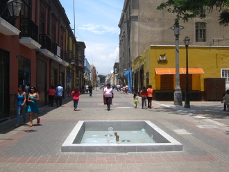 Zentrum von Trujillo mit Fussg�ngerzone mit
                        beleuchteten Brunnen