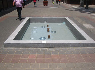 Beleuchtete Brunnen in Trujillo,
                        Nahaufnahme