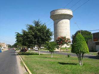 Ica, Cabrera-Allee (avenida Cabrera), ein
                Wasserturm in einem Park