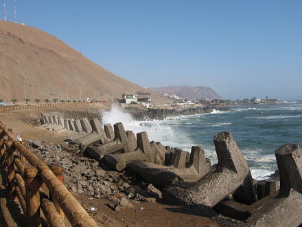 Arica en Chile, la avenida San Mart�n con
                          protectores contra el mar en el camino a la
                          playa Laucho
