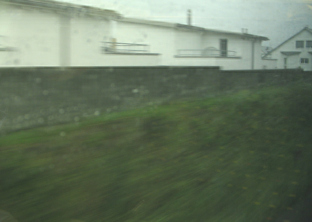 H�user an der Bahnlinie mit Schallmauer 01