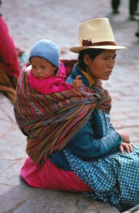 Lliclla con ni�o de una mama
                          quechua con sombrero