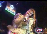 Dina Paucar, lindos ojos, mostrando