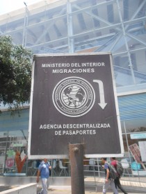 Gr�sslicher
                            Gutierrez-Kreisel (�valo Gutierrez) im
                            gr�sslichen Miraflores in Lima, da steht
                            eine winzige Tafel, um auf das
                            Migrationsministerium im Untergrund
                            hinzuweisen