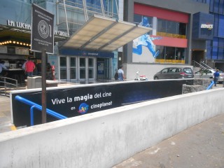 Gr�sslicher Gutierrez-Kreisel (�valo
                            Gutierrez) im gr�sslichen Miraflores in
                            Lima, das ist die versteckte Treppe zum
                            Migrationsministerium, Rampen gibt es NICHT