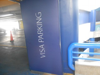 El parking en
                            el s�tano del �valo Gutierrez en feo
                            Miraflores se llama "Visa
                            Parking"