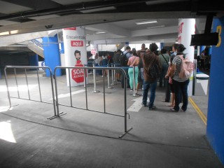 Gr�sslicher Gutierrez-Kreisel (�valo
                            Gutierrez) im gr�sslichen Miraflores in
                            Lima: Hier arbeitet das
                            Migrationsministerium im Untergrund auf den
                            Verkehrspfeilen des Parkhauses 01