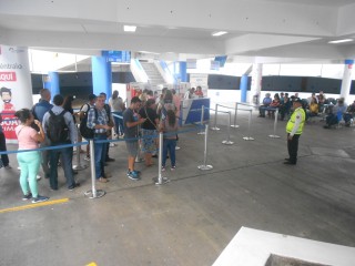 Gr�sslicher Gutierrez-Kreisel (�valo
                            Gutierrez) im gr�sslichen Miraflores in
                            Lima: Hier arbeitet das
                            Migrationsministerium im Untergrund auf den
                            Parkplatzmarkierungen des Parkhauses 02
