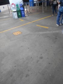 Gr�sslicher Gutierrez-Kreisel (�valo
                            Gutierrez) im gr�sslichen Miraflores in
                            Lima: Hier arbeitet das
                            Migrationsministerium im Untergrund auf den
                            Parkplatzmarkierungen des Parkhauses 06