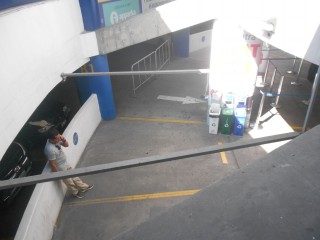 Gr�sslicher Gutierrez-Kreisel (�valo
                            Gutierrez) im gr�sslichen Miraflores in
                            Lima: Hier arbeitet das
                            Migrationsministerium im Untergrund auf den
                            Parkplatzmarkierungen des Parkhauses 07