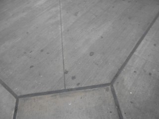 Gr�sslicher Gutierrez-Kreisel (�valo
                            Gutierrez) im gr�sslichen Miraflores in
                            Lima: Hier arbeitet das
                            Migrationsministerium im Untergrund auf
                            einem Betonboden mit Kaugummis 02