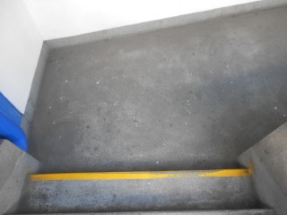 Gr�sslicher Gutierrez-Kreisel (�valo
                            Gutierrez) im gr�sslichen Miraflores in
                            Lima: Das Migrationsministerium im
                            Untergrund eines Parkhauses l�sst alle
                            Kunden �ber Treppen mit Kaugummis steigen 2